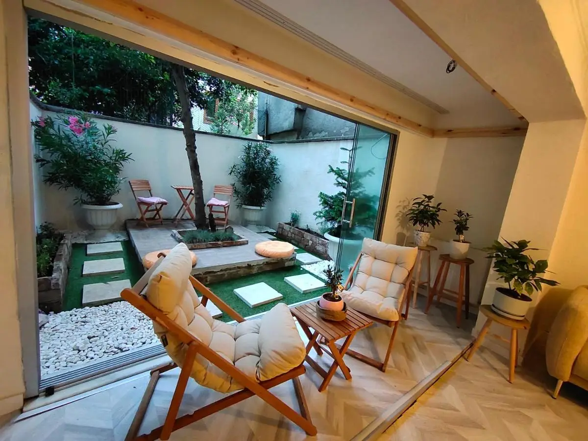 baesment 2BR apt with 2toilet and 2bath 8min to metro #1
