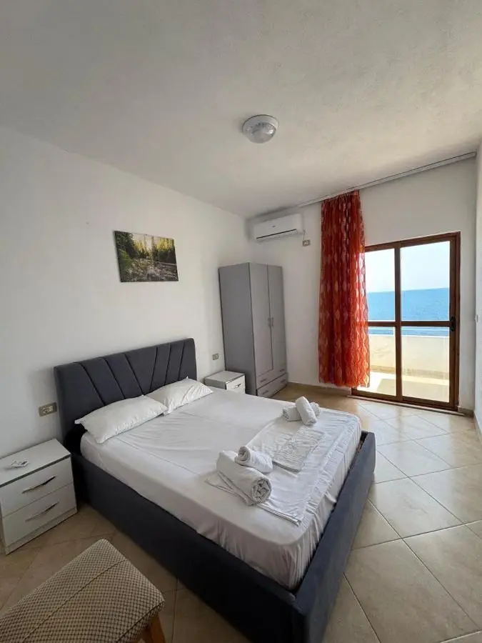 Redi's Seaview Apartments