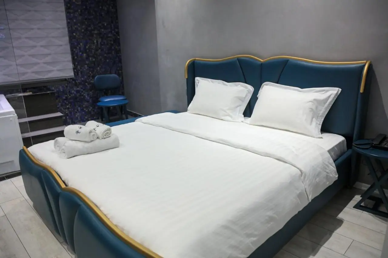 WHITE CROWN HOTEL