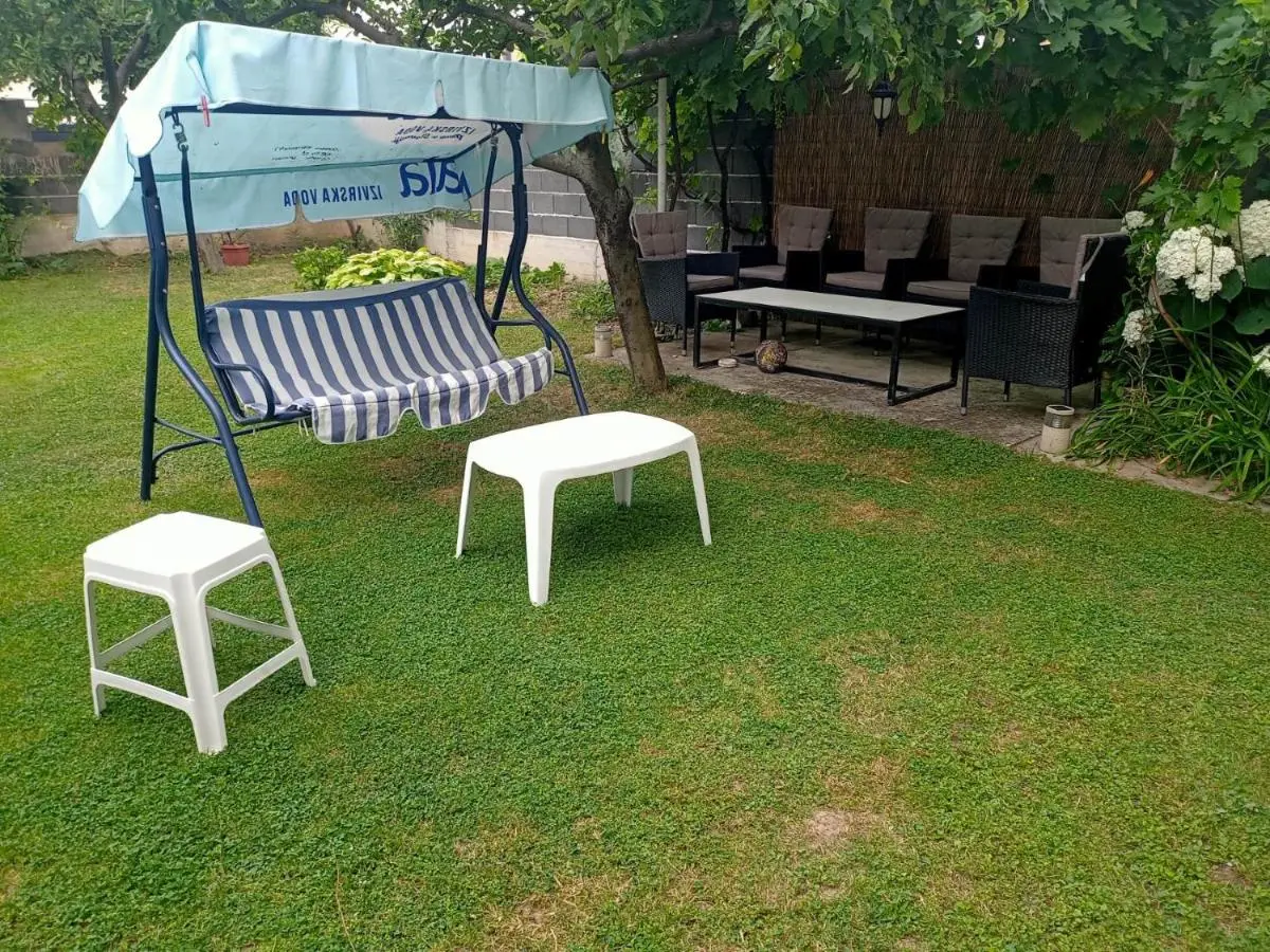 Large Apartment with beautiful Garden 5 minutes away from Airport at Karla Mijića 31