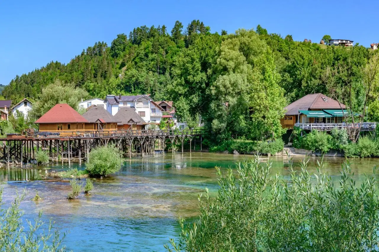 House on piles, Una river 'Apartman Una'