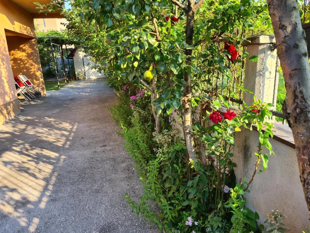 Apartman Nedim - Free Parking & Garden near Airport