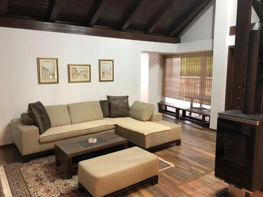 Woodrock Villa