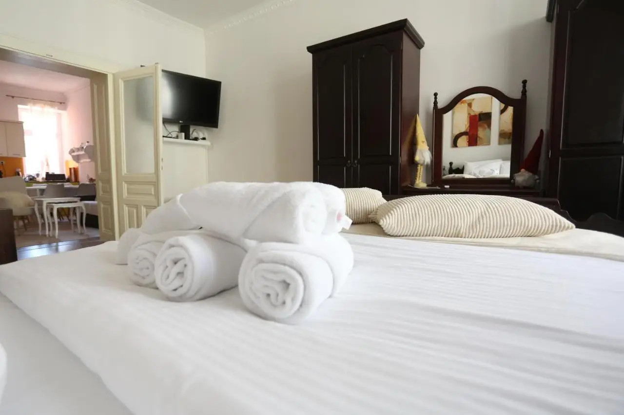 Main Street Retreat Apartment with Free Parking