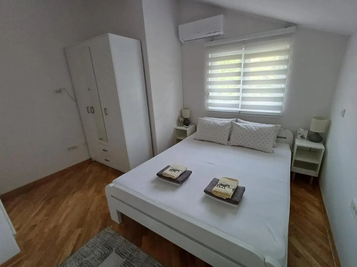 Villa Tamara with garden and river view - free private parking Bicycle & Motorcycle Garage