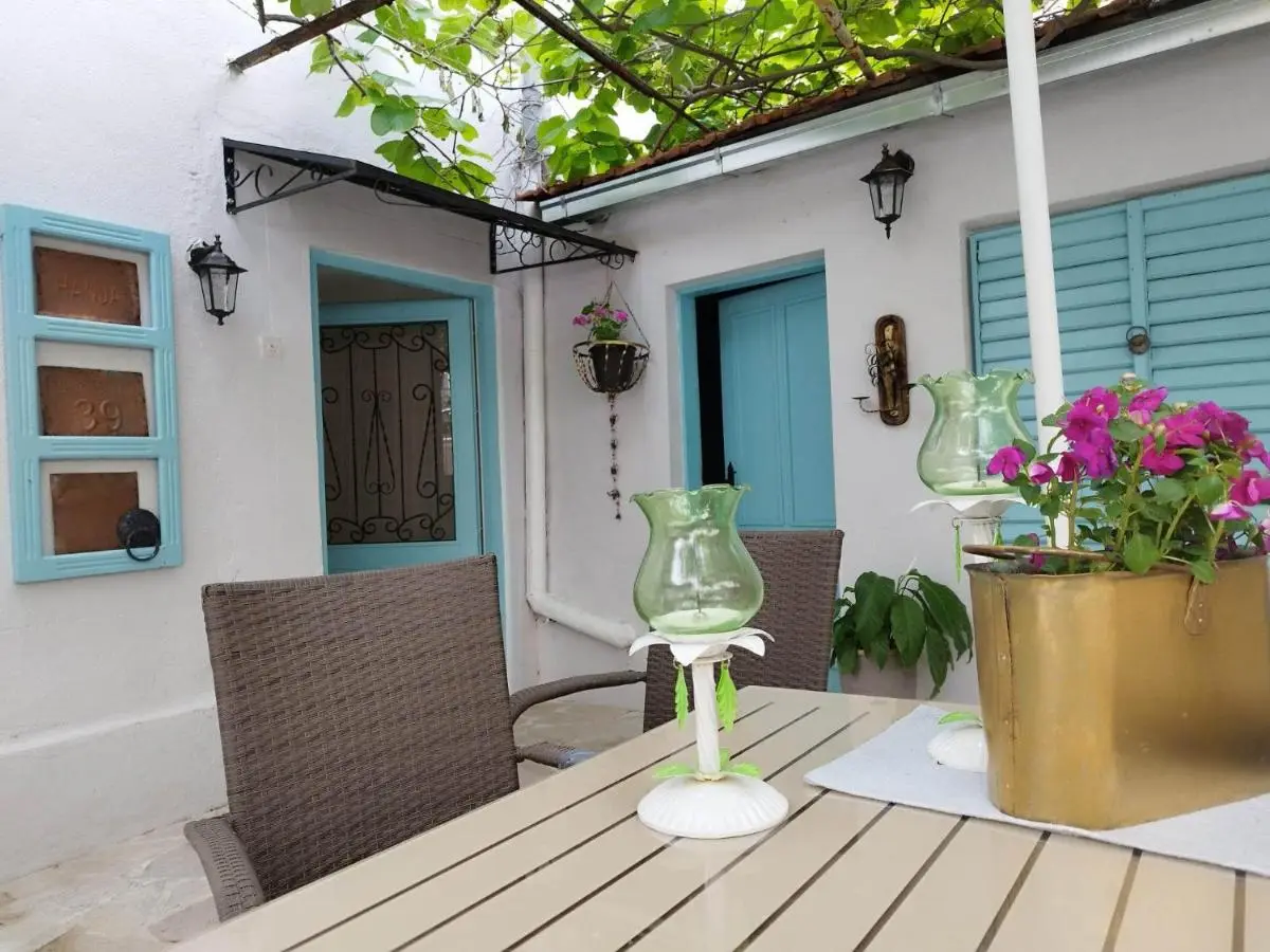 Apartment with garden Hanja