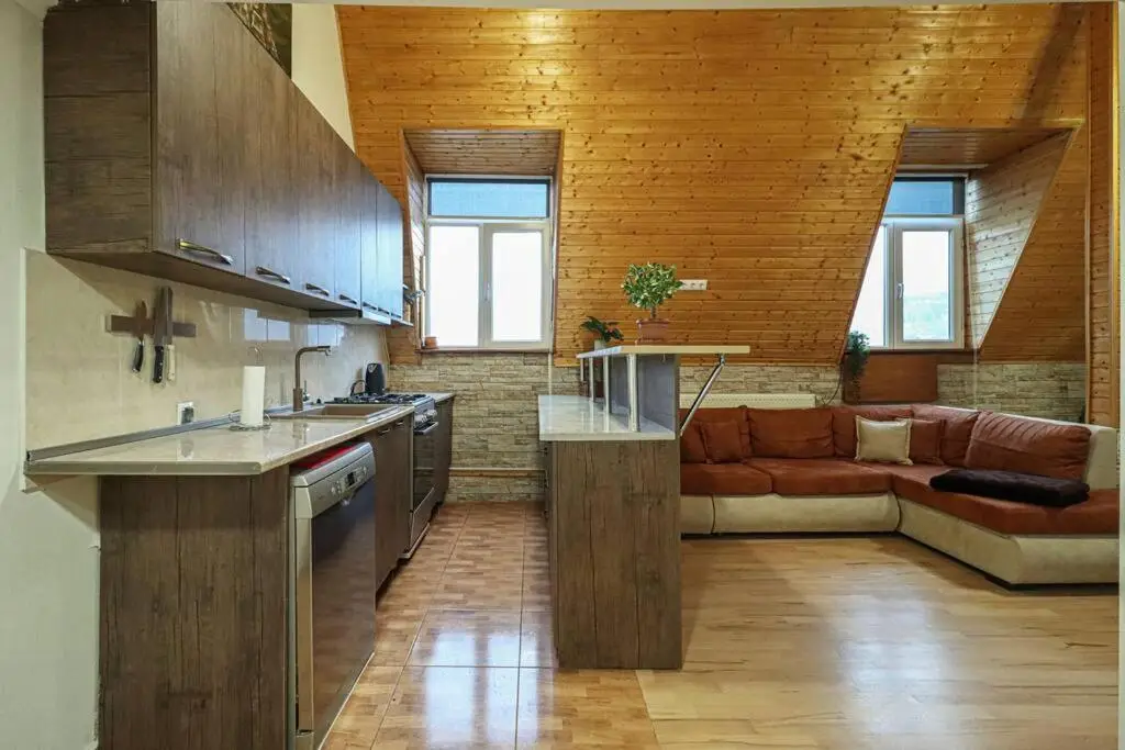 Cosy Central 2-BR Apartment-By Wehost