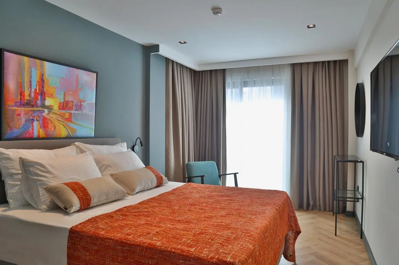 İn The Middle Hotel