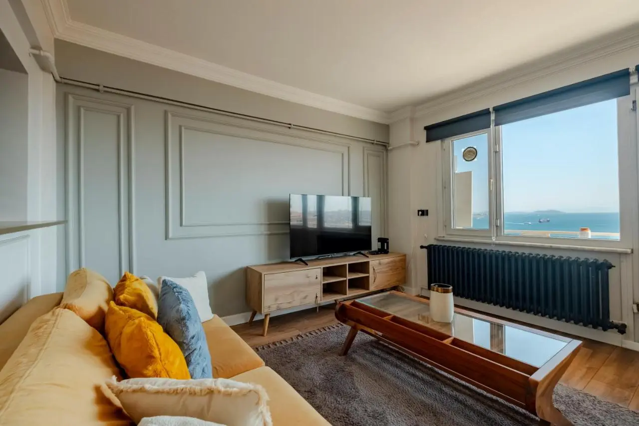Spacious Sea View Family Suite in Managed Aparthotel with Balcony