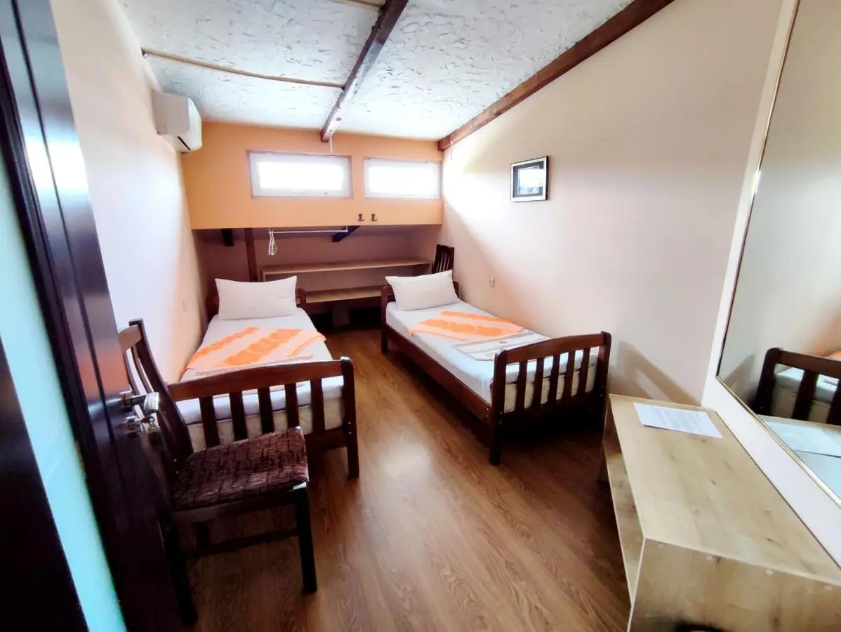 G&L APARTMENTS