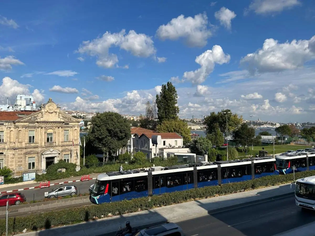 Waterfront Apartment by the Tram - Terrace with Dome & Golden Horn View in Fatih