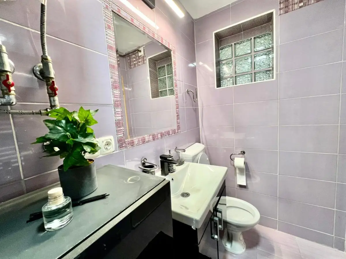 Spacious Two-Bedroom Apartment with Free Parking