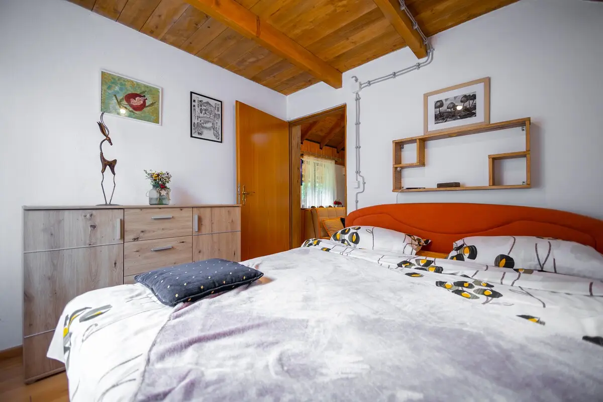 Cozy Off-Grid Cottage w/ Mountain Views By Una NP