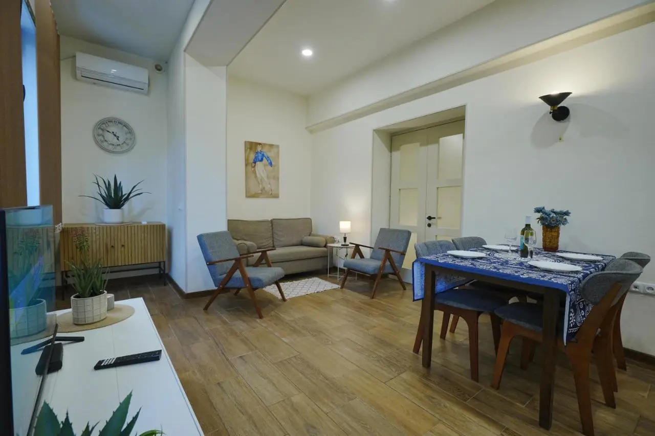 Cozy Apartment Near Holiday Inn