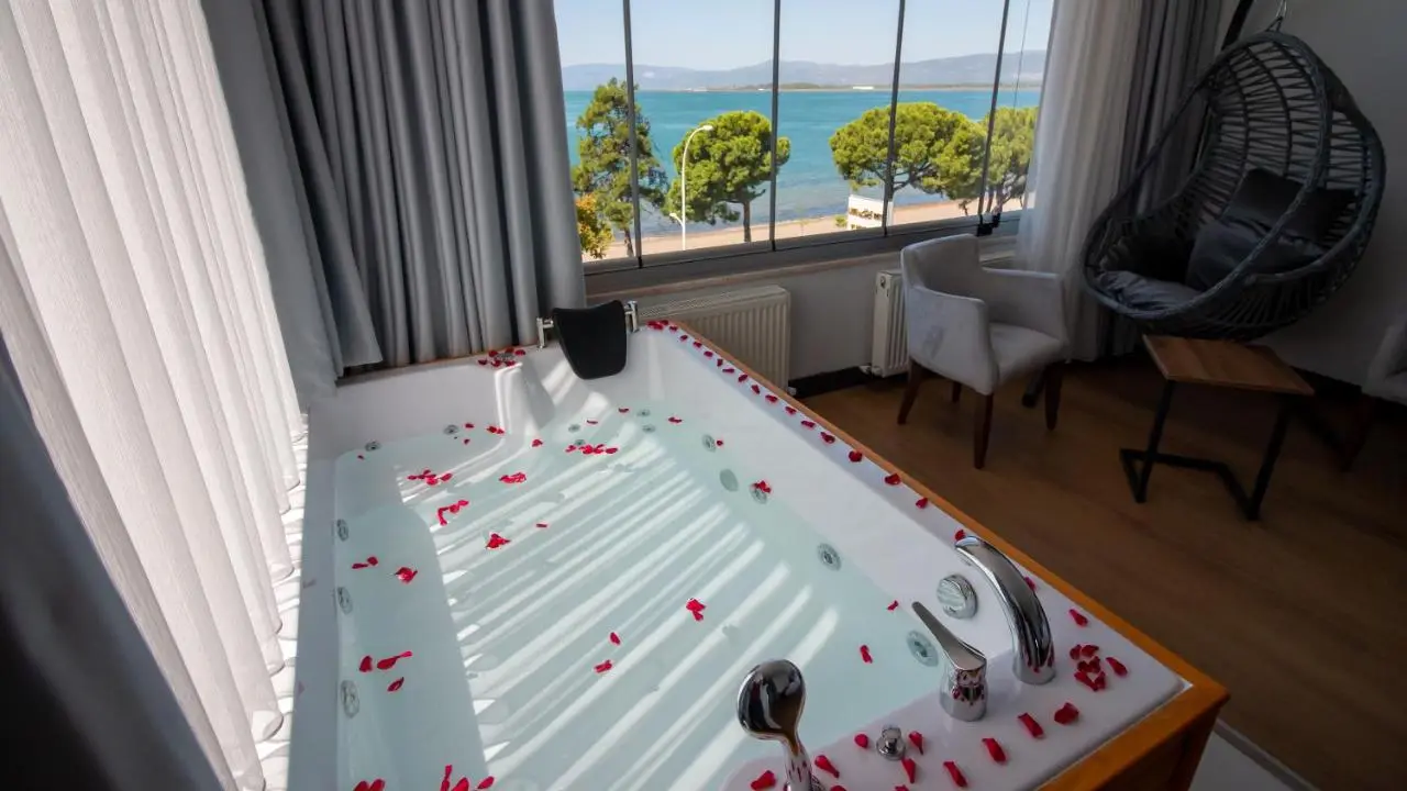Lake Life Hotel