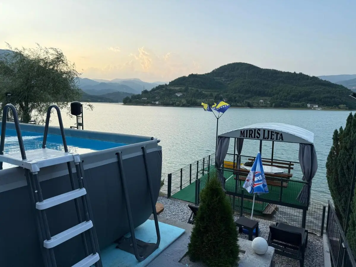 'Miris Ljeta' Cozy Lakefront Holiday Home