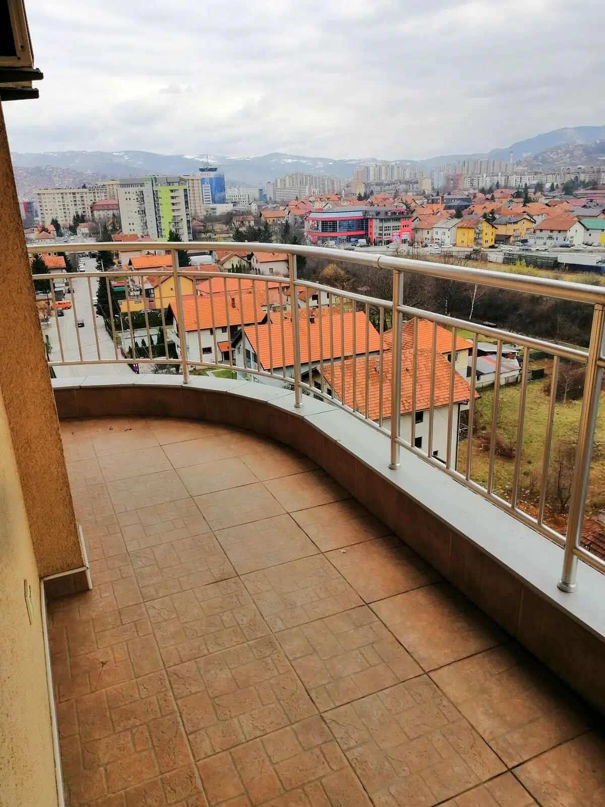 SUNNY large apartment\5 min from the airport