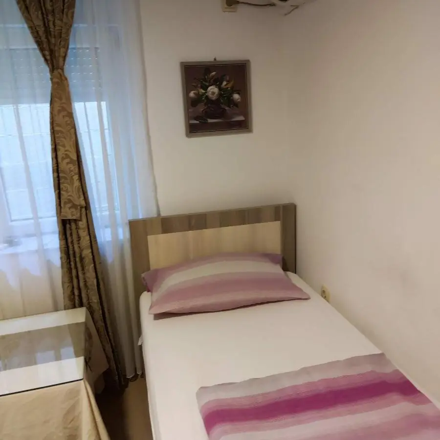 Apartments and rooms Lena