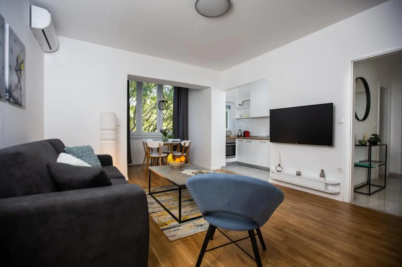 Big Tree Apartment & The Nest Apartment - free Parking