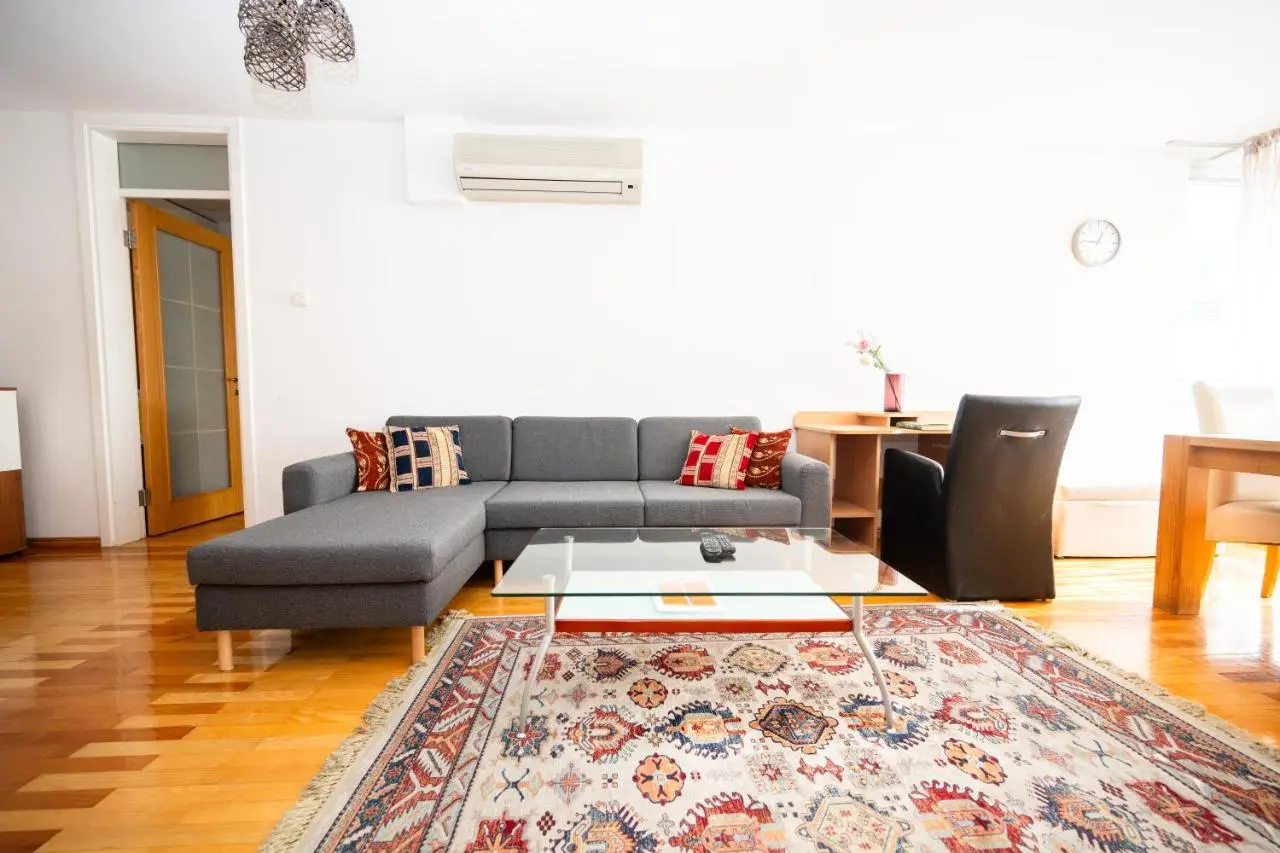 Modern 2BDR apartment in the center - FREE PARKING
