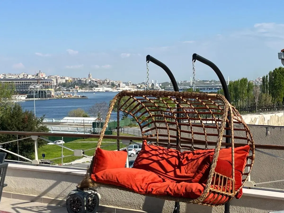 Waterfront Apartment by the Tram - Terrace with Dome & Golden Horn View in Fatih