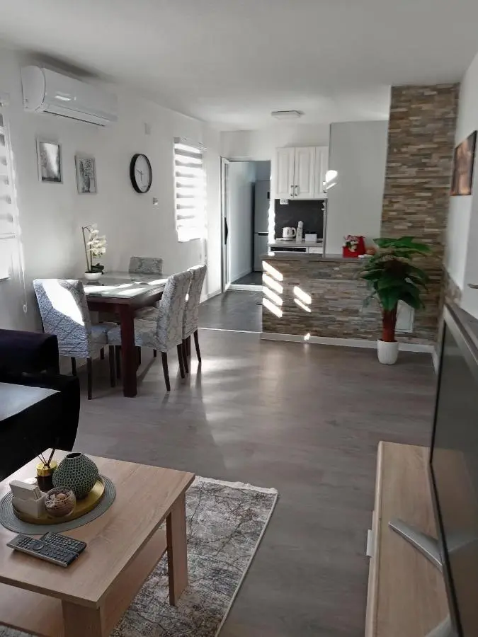 Holiday House White Hill