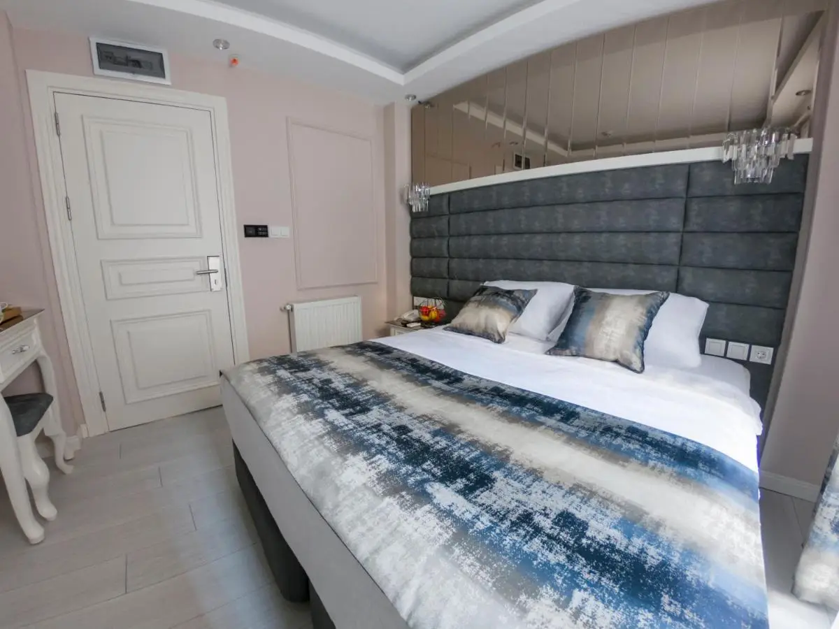 Crowned Hotel