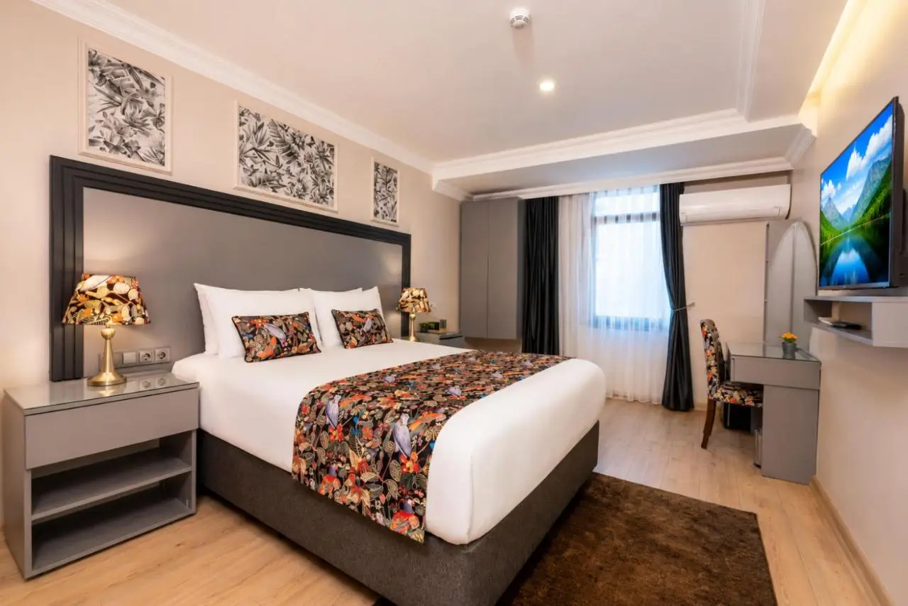 Bond Hotel