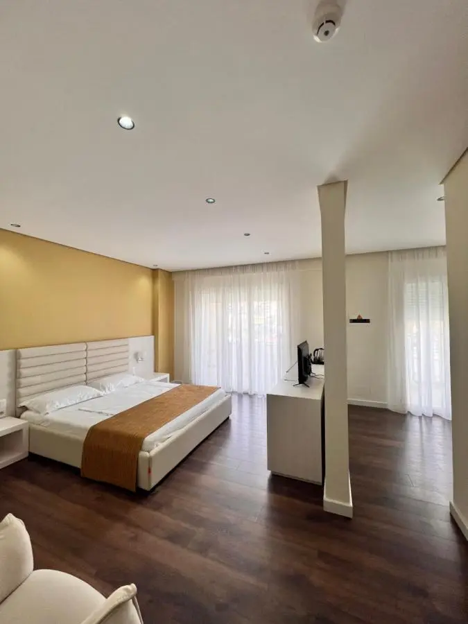 Maxi Room