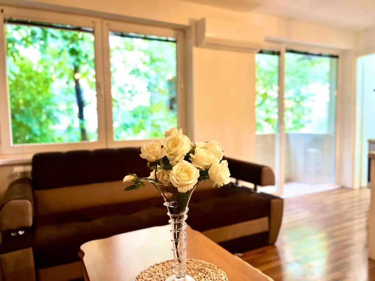 Spacious Two-Bedroom Apartment with Free Parking