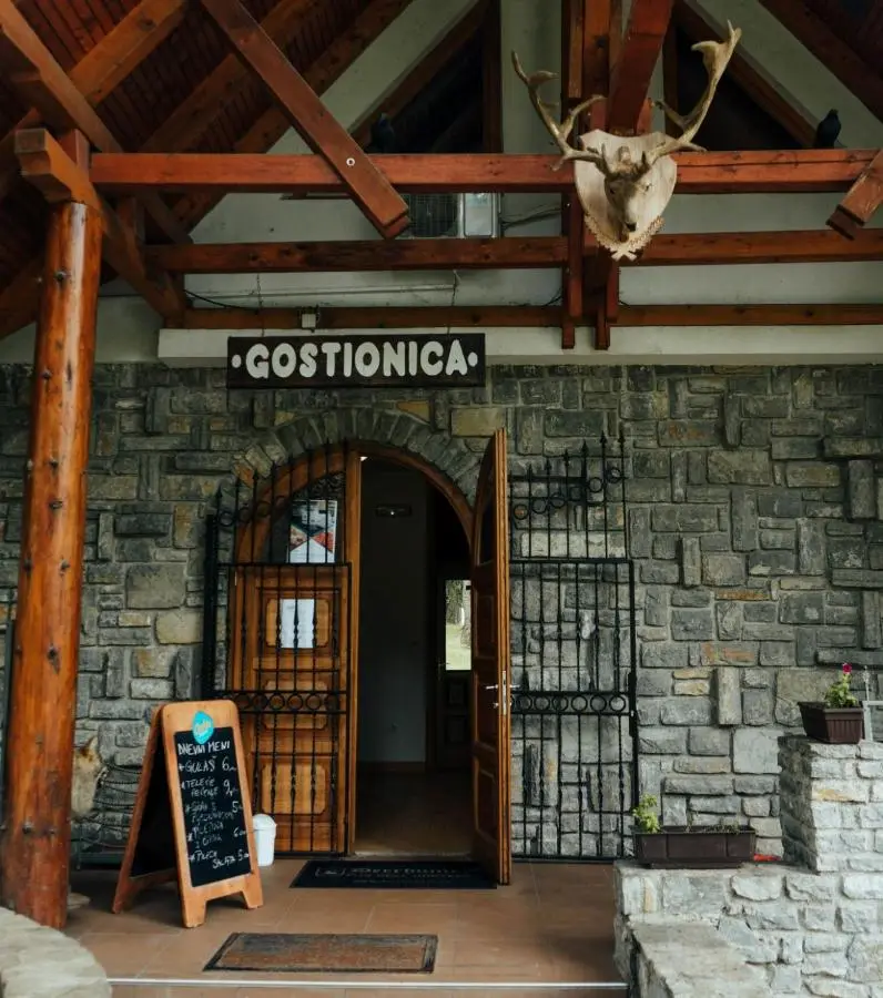 Prenoćište/Restoran Lovac