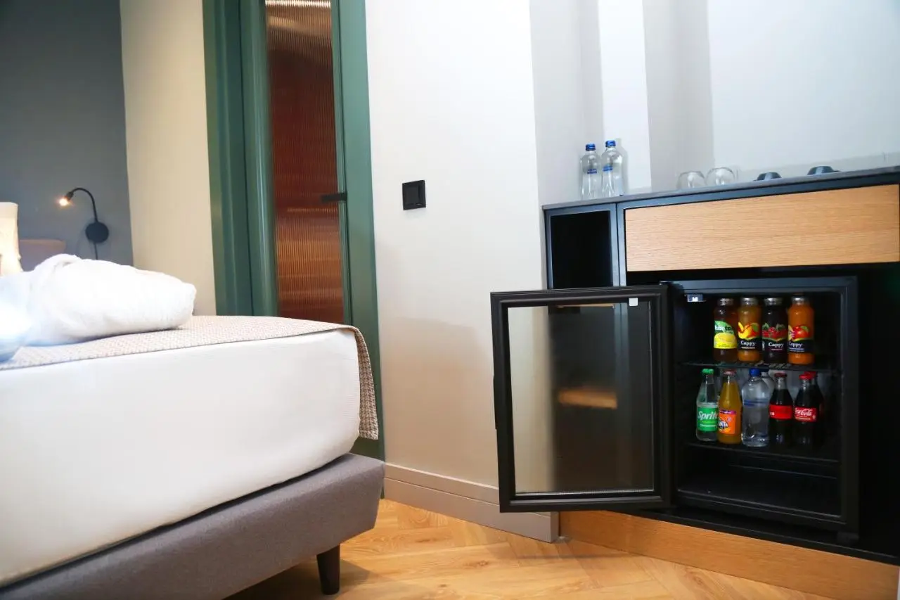 İn The Middle Hotel