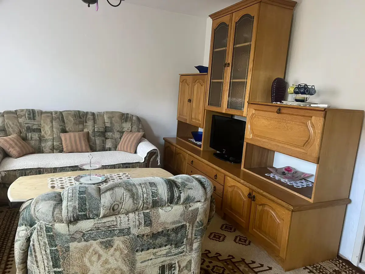 House with a large courtyard and parking, 3 air conditioners!