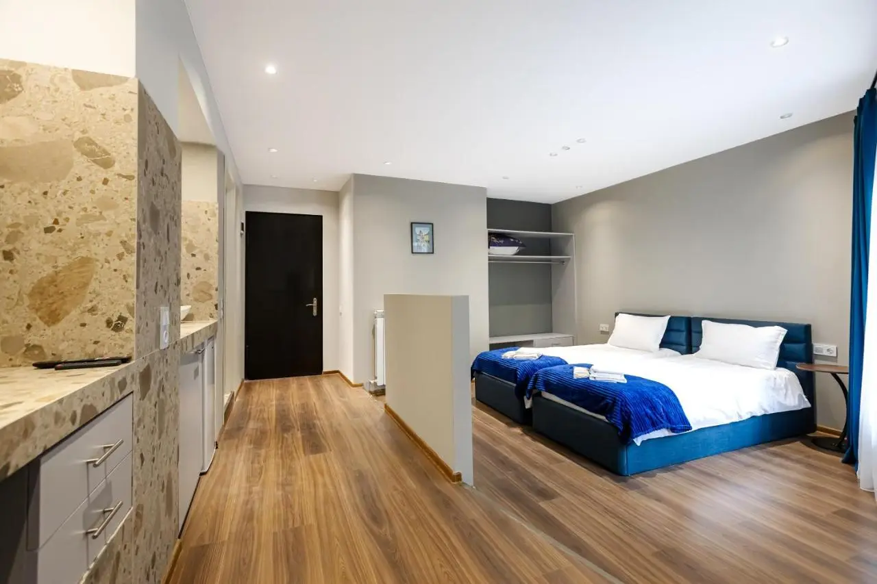 Apart Meidani - Stylish Old Town Apartment with Balcony & Synagogue View