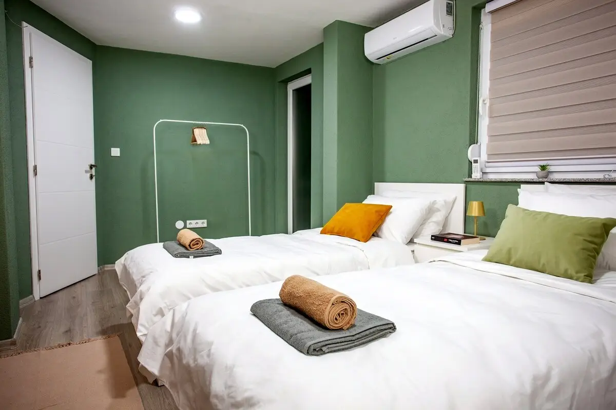 Modern Family House with Terrace & FREE Parking