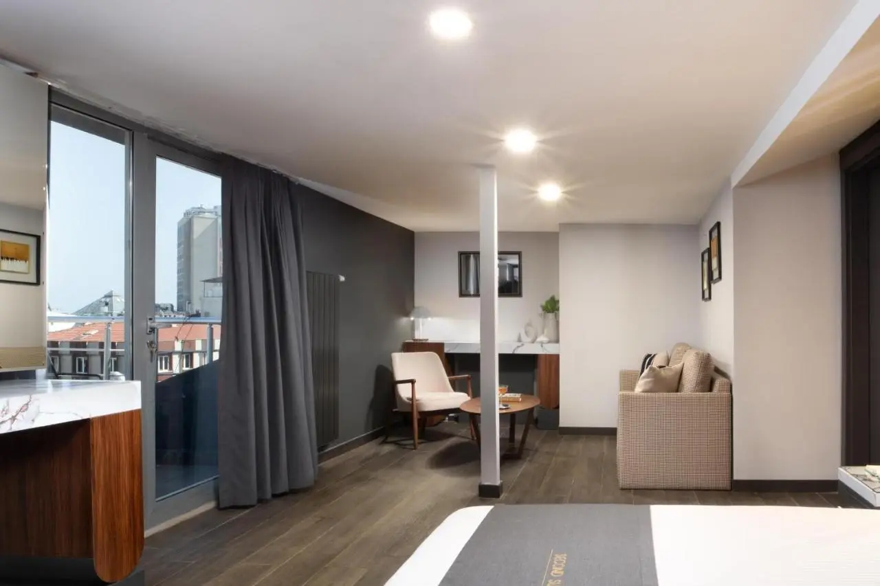 Second Suit Hotel