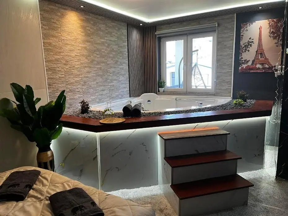 Royal Town- Luxury Jacuzzi Suite