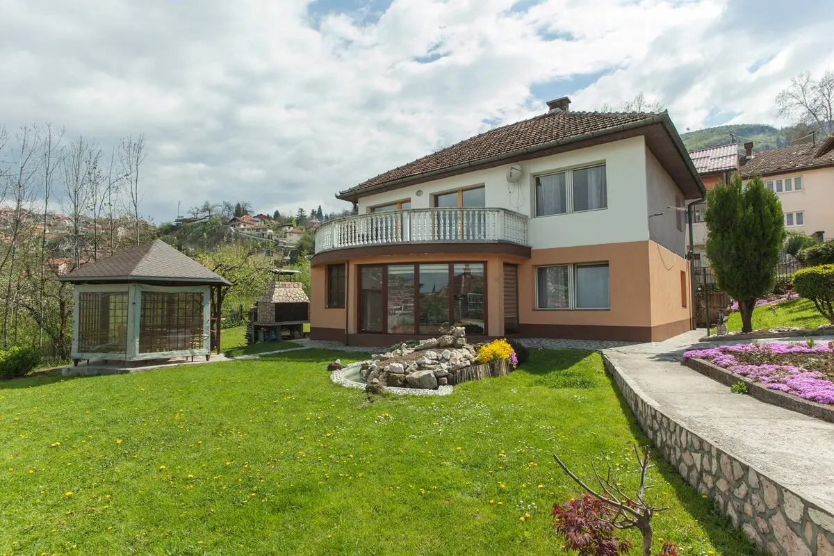 Luxury 2 bedroom apartment with pool