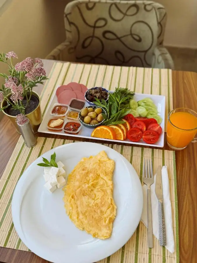 BACHOS HOTEL SULTANAHMET enjoy breakfast on the sea view terrace