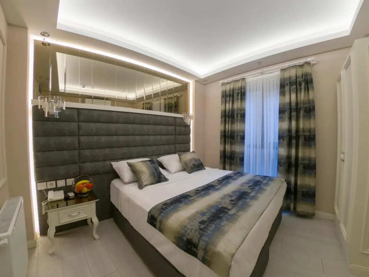 Crowned Hotel