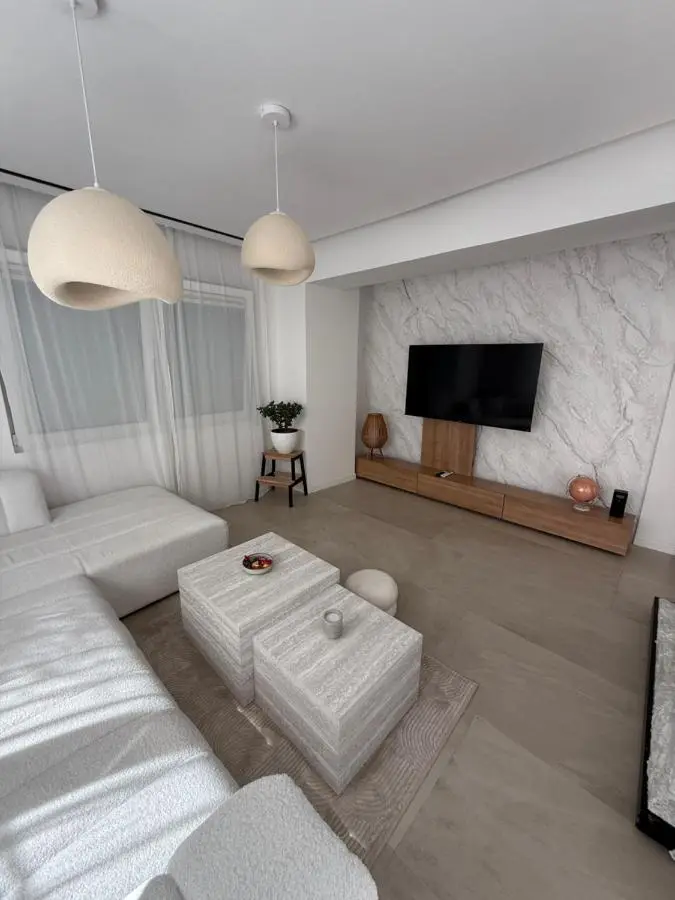 Apartment 528