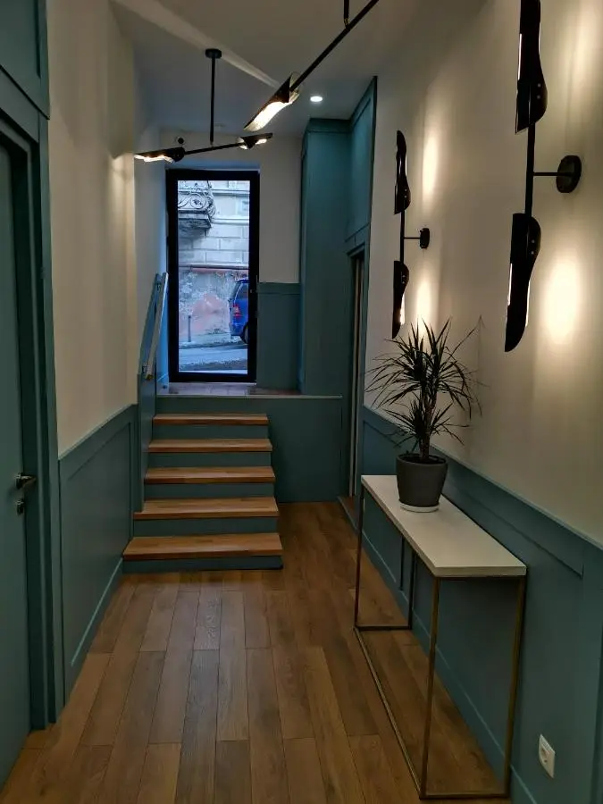 3 Rooms Hotel
