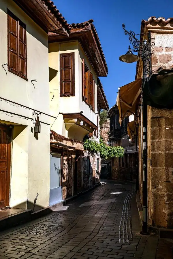 Hadrian Modern Amber Apartment in Prime Old Town Location