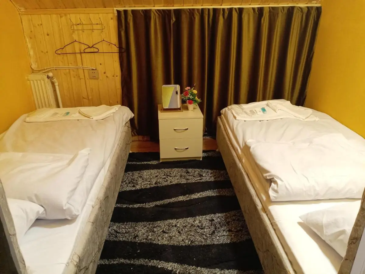 Baku Express Guest House - PRIVATE rooms with SHARED bathrooms