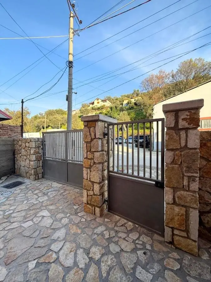 Villa Joli - Spacious Houses with Yard & Parking in Central Vlore