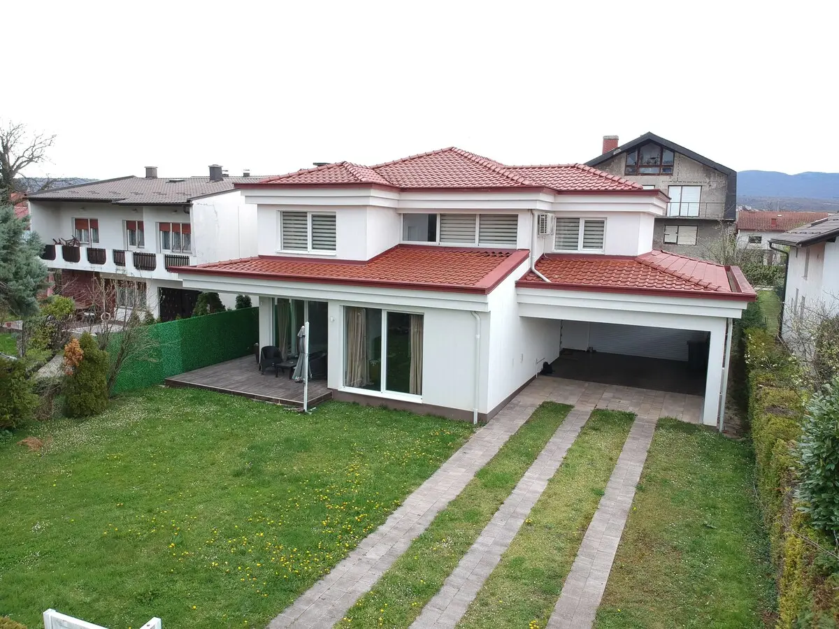 Cheerful and luxurious villa near the Una River