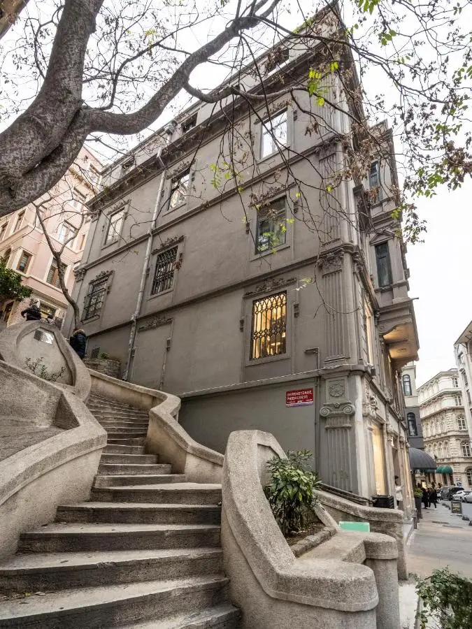 DeCamondo Residence