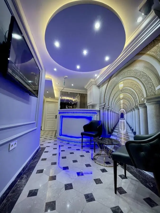 Crowned Hotel