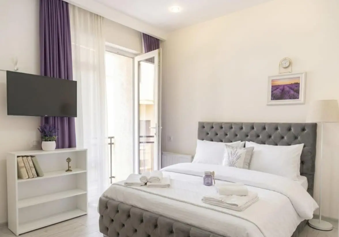 2-bedroom the entire apartment Very central Location 3 minutes walk to central square, Kolkha Fountain
