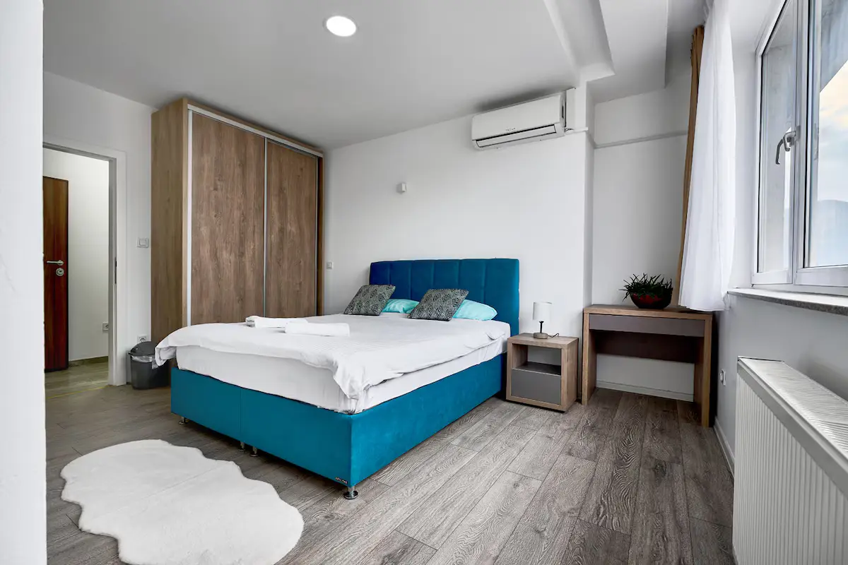Deluxe Two-Bedroom Riverview Apartment